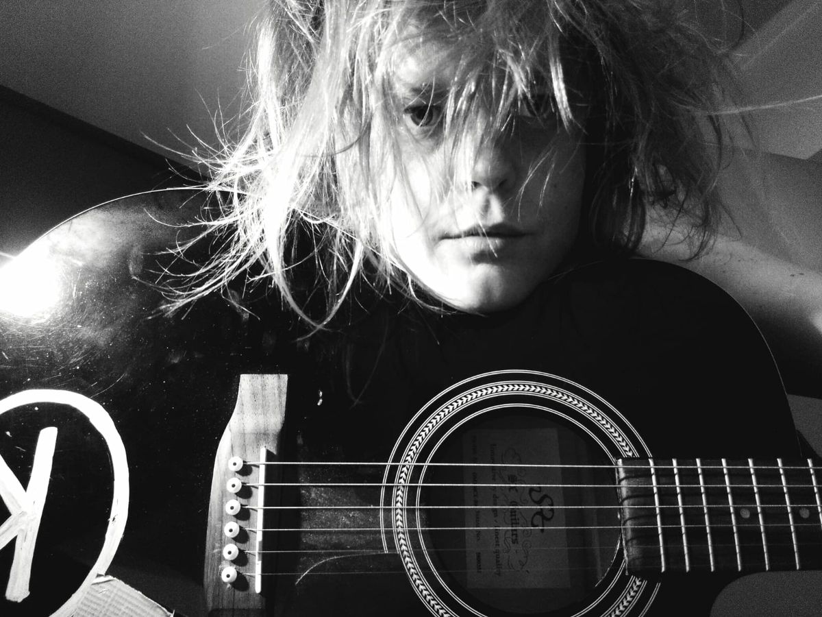 K@ in zwart-wit met gitaar